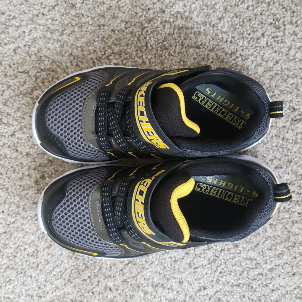 Boys Size 12 Skecher Light Up Shoes